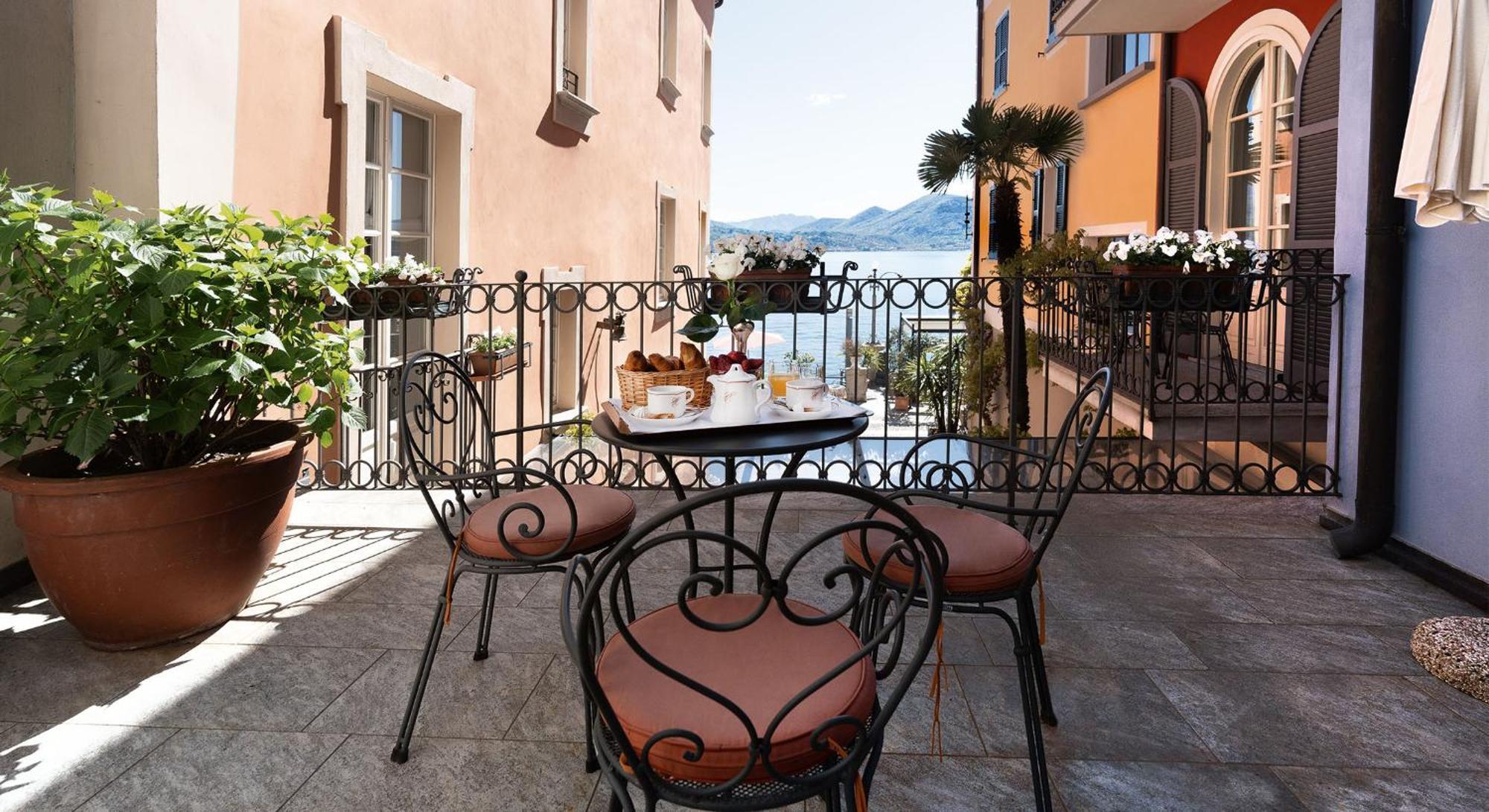 Zimmer mit Kingsize-Bett und Balkon